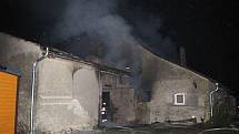 Čtyři jednotky hasičů zasahovaly po pondělní půlnoci u požáru bývalého kravína v obci Sosnová, přestavěného na zámečnickou dílnu s dřevovýrobou. Požár se obešel bez zranění, předběžnou škodu odhadnul vyšetřovatel hasičů na 300 tisíc korun.