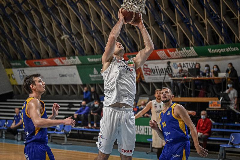 Basketbalový zápas mezi NH Ostrava – BK Opava, 18. listopadu 2020 v Ostravě.