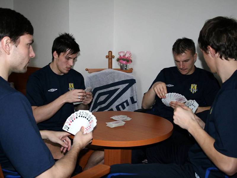 Ve volném čase si někteří zahráli i karty.
