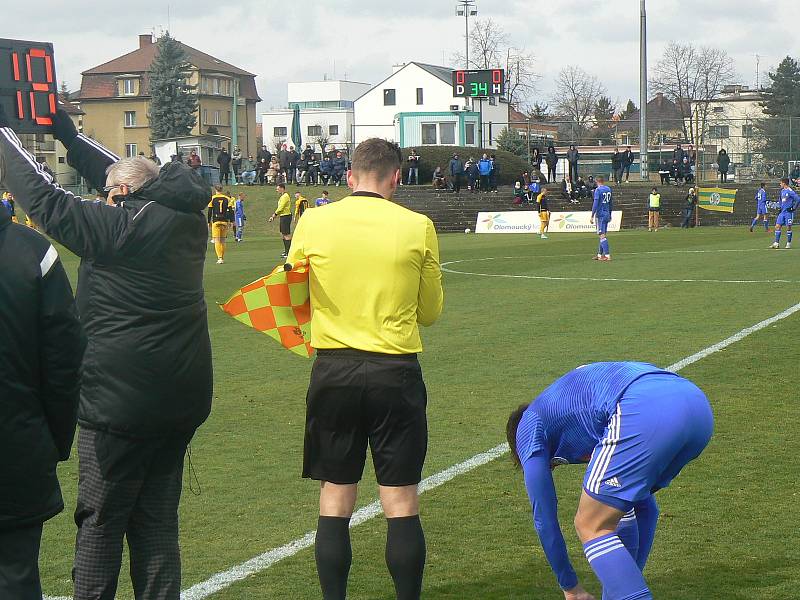 Fotbalisté olomouckého béčka (v  modrém) uhráli bezgólovou remízu s Hlučínem