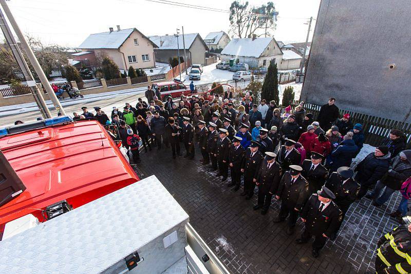 Velkou radost měli v sobotu dobrovolní hasiči v Jakubčovicích, kteří slavnostně převzali zbrusu nový hasičský vůz. Oslav se zúčastnil také farář, který požehnal vozu, o kterém místní dobrovolníci vyjednávali dlouhých osm let.