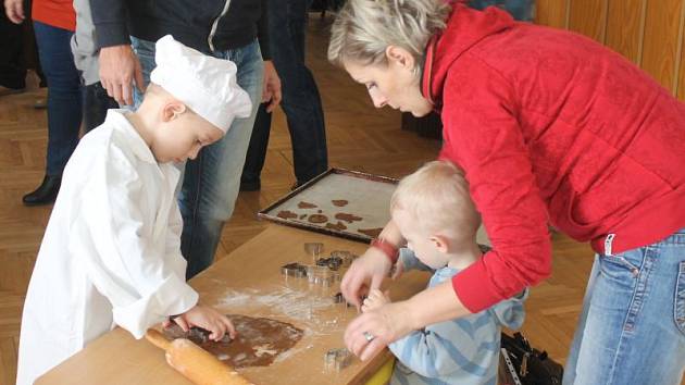 V malé pekaře a cukráře se proměnily děti na čertovském a mikulášském pečení uplynulý víkend v Oticích.