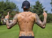 Na hřišti dokáže zaujmout fotbalový záložník Petr Zapalač nejen dobrými výkony, ale také vizáží. Jeho tělo zdobí řada tetování, celkově jich má dvaadvacet.