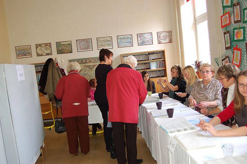 Základní škola T. G. Masaryka na Riegrově ulici v Opavě pátek krátce po čtrnácté hodině. Volby začaly, lidé se hrnou do volebních místností. Někteří nedočkavci přišli o něco dříve a netrpělivě postávali před zavřenými dveřmi.