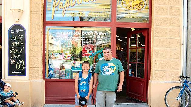 Petr Haferník z Opavy právě koupil v papírnictví na Ostrožné ulici svému synovi Jakubovi školní batoh.
