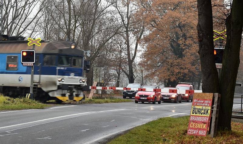 Policejní kontroly na železničních přejezdech. Děhylov, 5. prosince 2022.