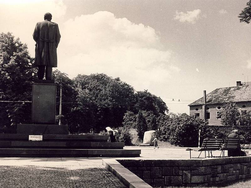 Někteří se obávali, že kámen zastíní svým významem sochu Klementa Gottwalda.