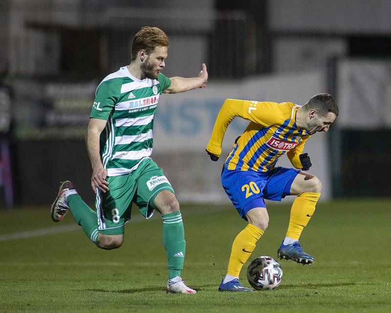 Opava - Dohrávka zápasu 14. kola FORTUNA:LIGY mezi Bohemians Praha 1905 a SFC Opava 27. ledna 2021. Matěj Pulkrab (Bohemians Praha 1905), Karol Mondek (SFC Opava).