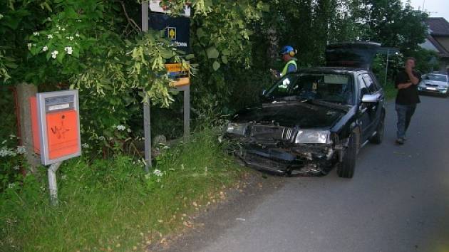 Auto v noci na neděli v Klokočově narazilo do plynové přípojky.