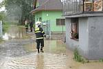 Dvě jednotky hasičů zasahovaly od úterního rána v okrajové části Hlučína v ulici U cihelny, kde voda a bahno zatopily přízemní části dvou obytných domů a jejich okolí.