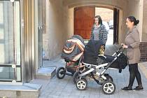 Nyní se do všech částí Městského úřadu Hlučín bez problémů dostanou jak vozíčkáři, tak maminky s kočárky.
