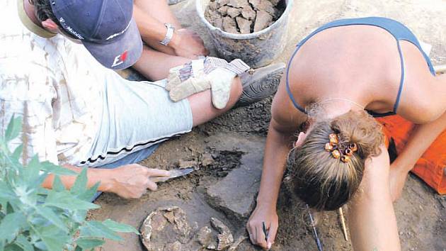 Archeologové zkoumající jednu z koster.