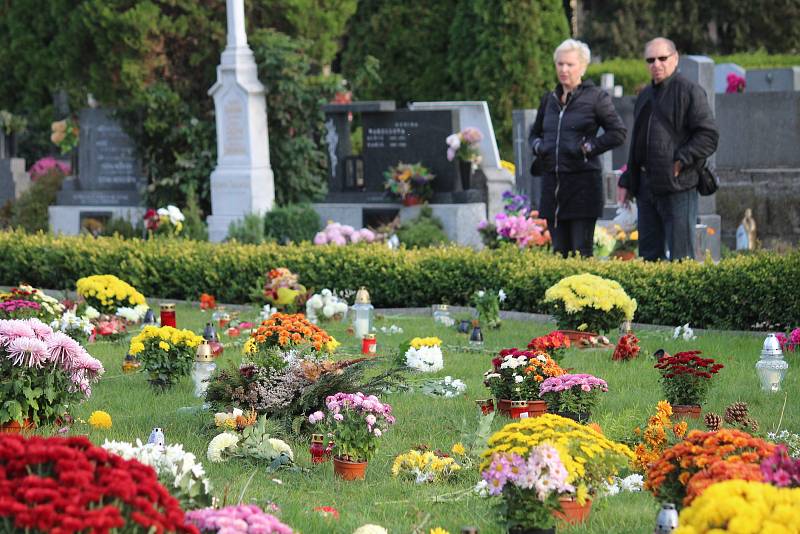 Městský hřbitov v Opavě během Dušiček - Ilustrační foto.