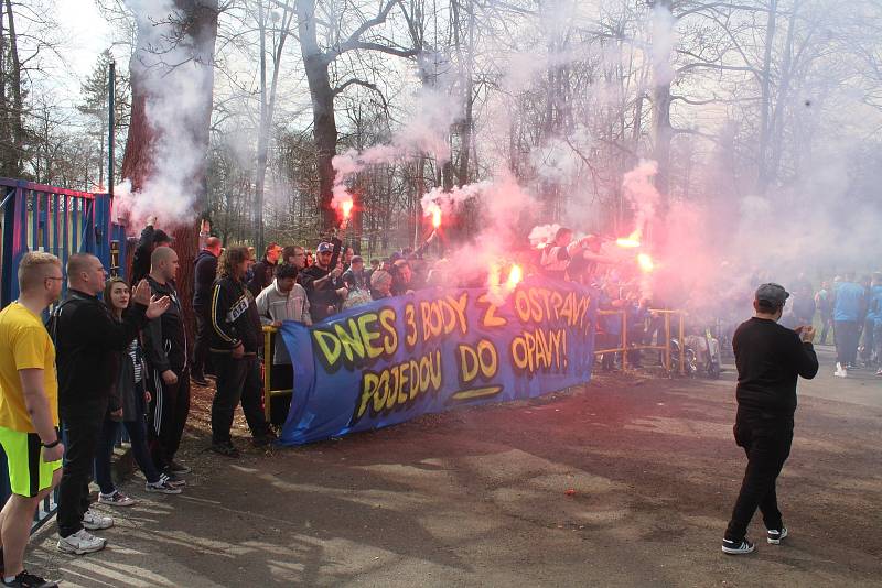 Opavští fanoušci přišli hráče podpořit před odjezdem do Ostravy