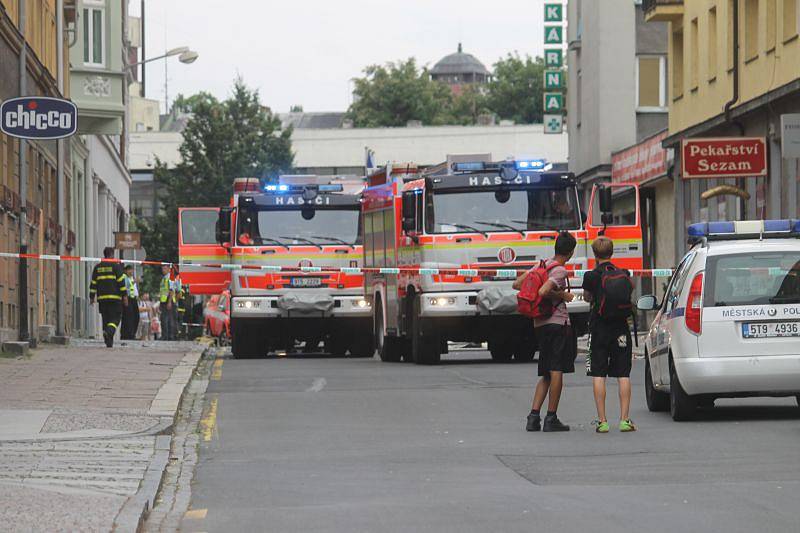 Ve čtvrtek, krátce před dvanáctou hodinou byl na dispečink hasičů ohlášen požár, ke kterému došlo v jednom z činžovních domů v Pekařské ulici v samotném centru Opavy. Evakuováno muselo být celkem sedm osob.