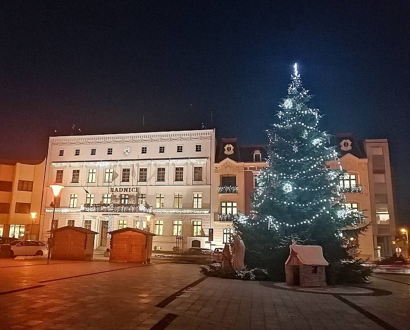 Vánoční strom v Hlučíně na Mírovém náměstí.