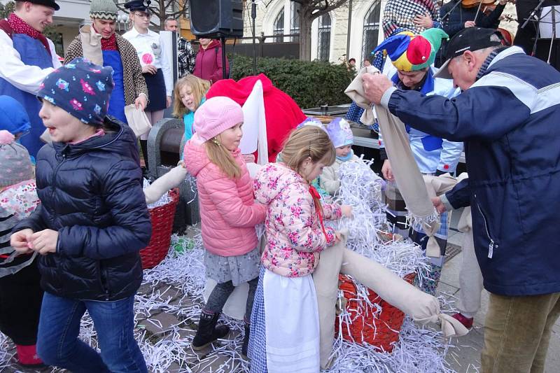 Horní náměstí ožilo 5. března od 15:30 hodin nefalšovaným masopustním dějem, ve kterém nechyběl ani tradiční průvod masopustních maškar.