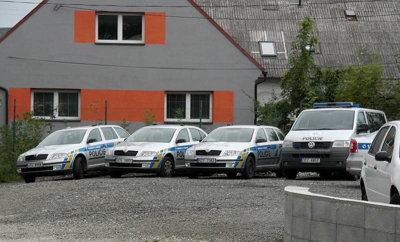 Ojetiny moravskoslezské policie na anonymním plácku kousek za cedulí Komárov na výpadovce z Opavy na Ostravu, září 2021.