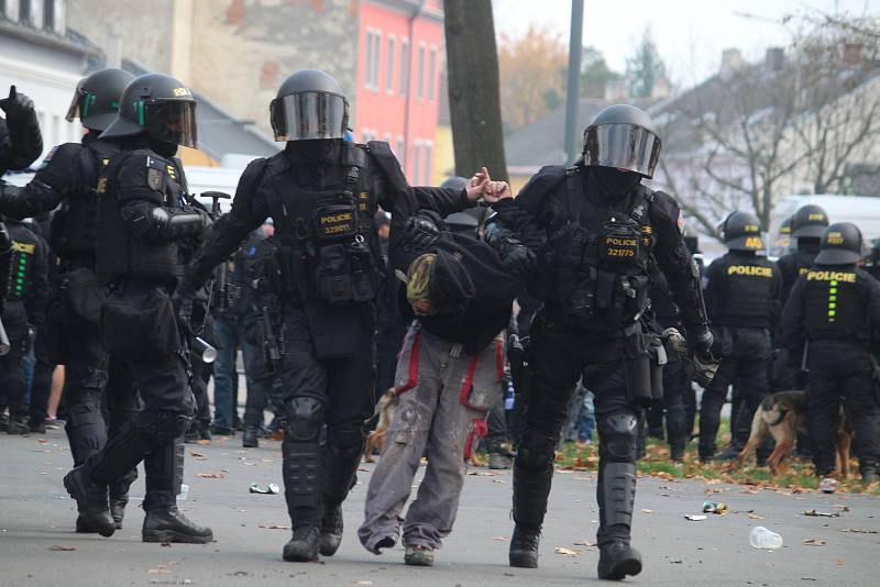 Policisté v Opavě dohlíželi na dav fanoušků Baníku, který měl více než tisíc lidí.