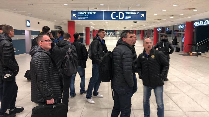 Opavští basketbalisté na letišti v Praze před odletem do Paříže.