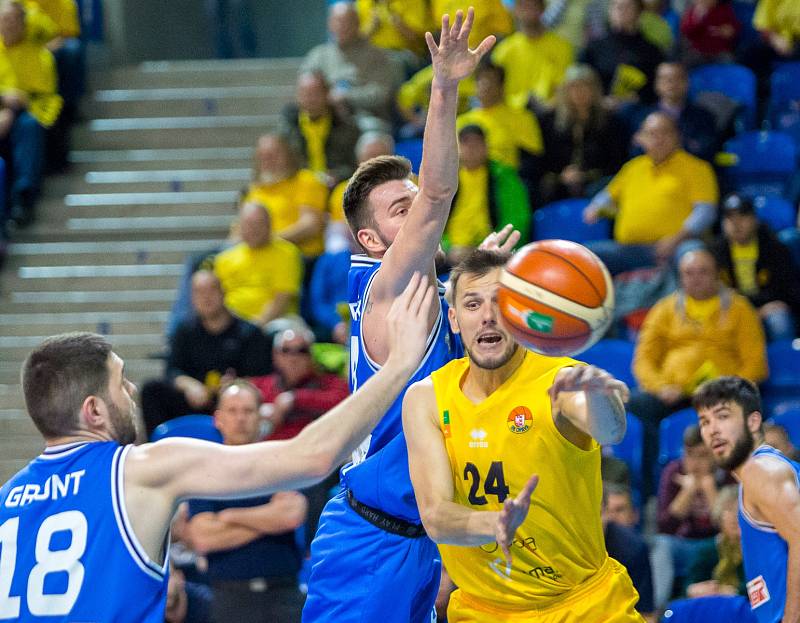 BK Opava – USK Praha 72:57 (24:11, 42:26, 59:44)