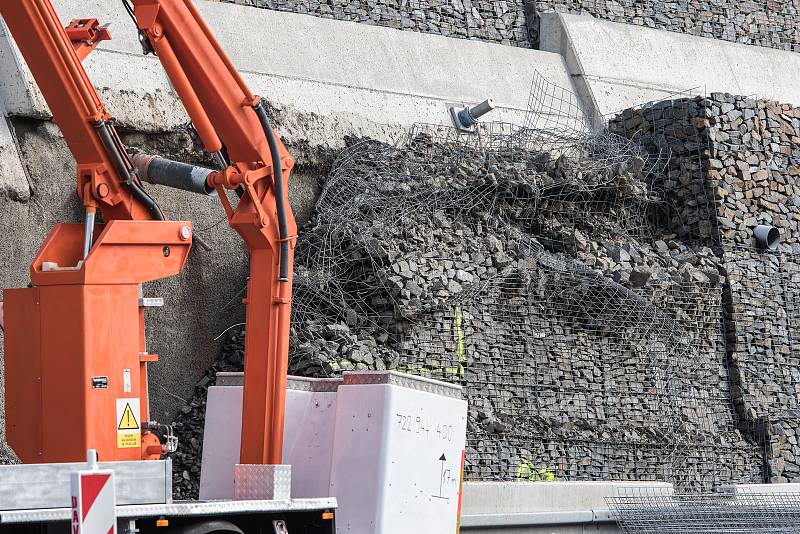 U Hrabyně se 18. září sesunula část gabionové stěny u silnice I/11, fotografie z 25. zaří 2017.