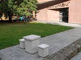 Obyvatelé Opavy mají nově možnost zahrát si šachy přímo na ulici. Ke hracímu stolu mohou usednout před Domem umění.