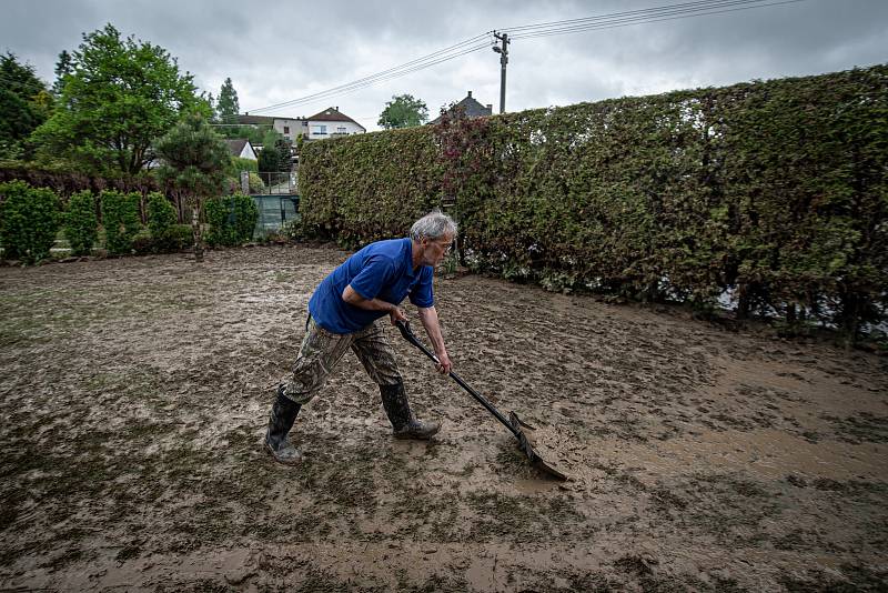 Obyvatelé Šilheřovic odklízeli následky lokálních povodní, 14. května 2021.