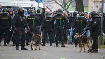 Policisté v Opavě dohlíželi na dav fanoušků Baníku, který měl více než tisíc lidí.