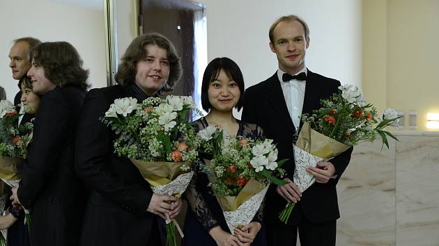 Trio nejlepších (zleva) Tomáš Vrána, Satomi Chihara a Vojtěch Trubač