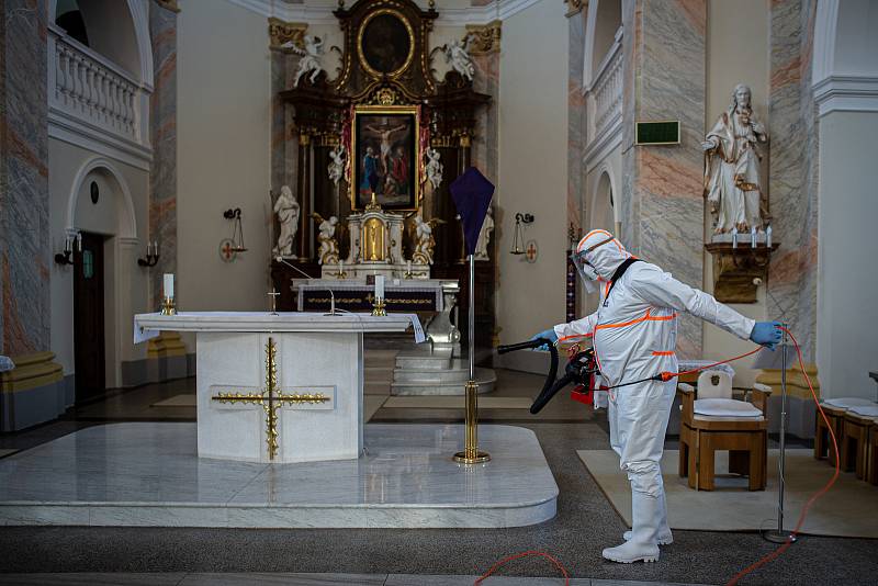 Dobrovolní hasiči provádějí pravidelnou dezinfekci kostela sv. Stanislava, 31. března 2021 v Bolaticích.