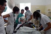 Lukáš Malý (druhý zprava) při léčbě pacientky s intoxikací organofosfáty.