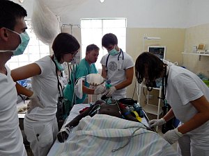 Lukáš Malý (druhý zprava) při léčbě pacientky s intoxikací organofosfáty.