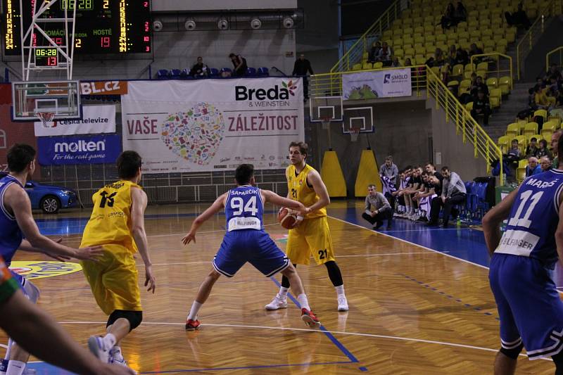 BK Opava – USK Praha 72:57 (24:11, 42:26, 59:44) 