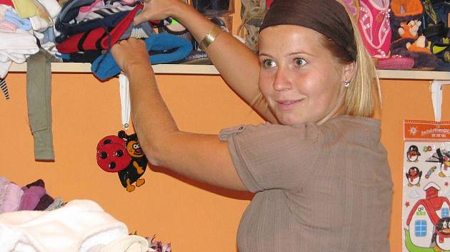 Barbora Janotková pomáhá mamince s výběrem oblečení.