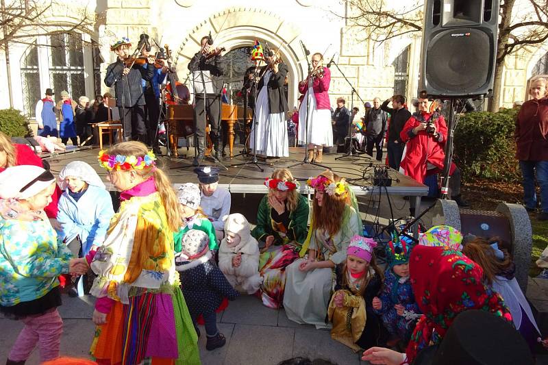 Horní náměstí ožilo 5. března od 15:30 hodin nefalšovaným masopustním dějem, ve kterém nechyběl ani tradiční průvod masopustních maškar.