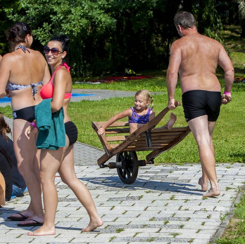 Vítkovská lávka o víkendu opět přilákala nebojácné jezdce.