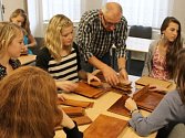Učitel fyziky Luboš Valenta počítá se svými žáky perníkové pláty.
