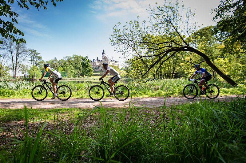 Stovky bikerů vyrazily v sobotu dopoledne z Horního náměstí na trať už 16. ročníku SILESIA bike marathonu. Čekala je cesta třeba kolem zámků v Raduni a Hradci nad Moravicí nebo podél řeky Moravice.