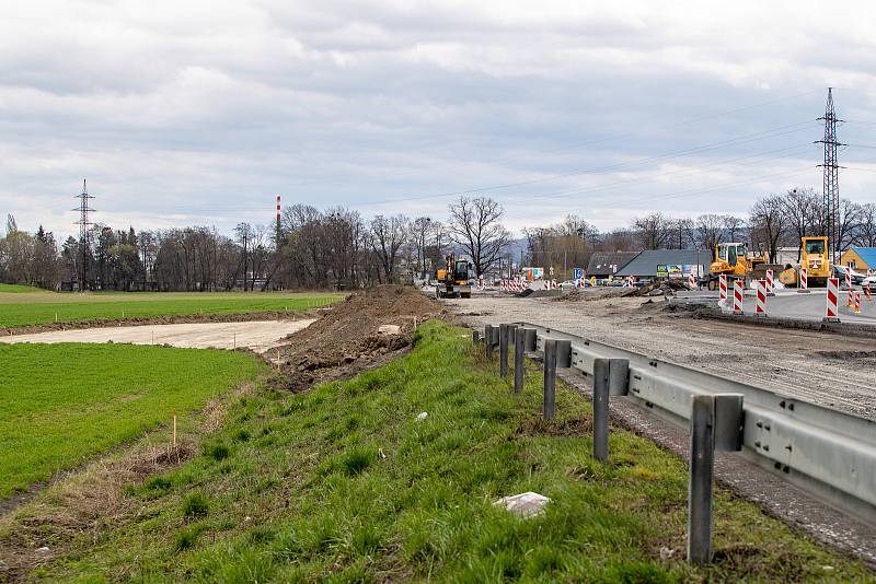 Kromě opravy přejezdu pokračují práce na silnici I/46 Opava, jižní obchvat – napojení na I/11.