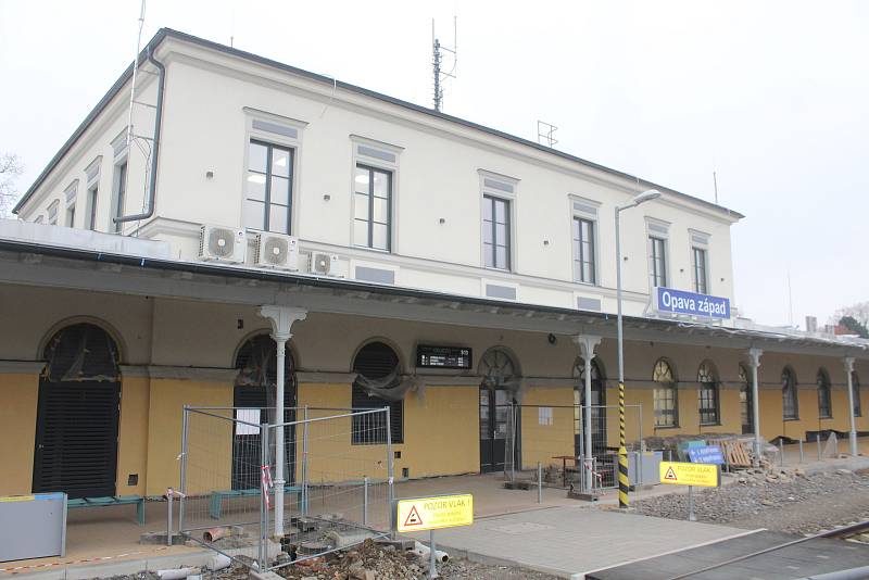 Opravy západního nádraží finišují. 1. prosince 2022, Opava.