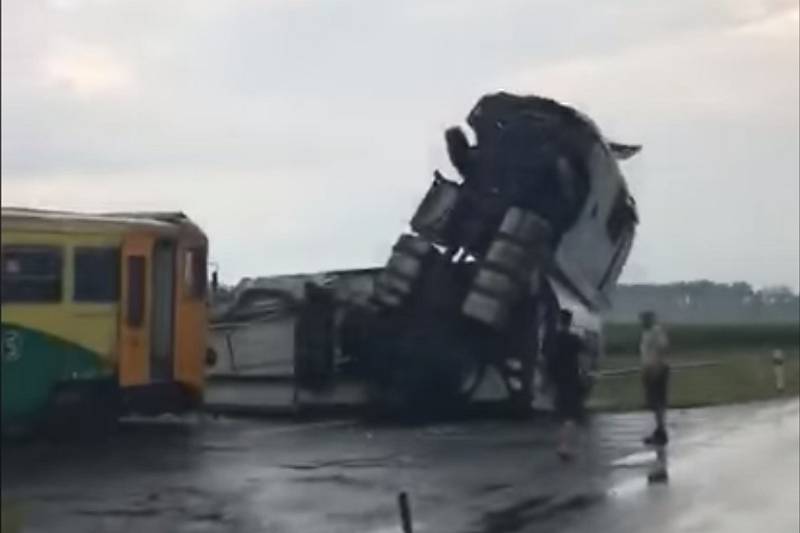 Následky srážky kamionu s vlakem v Brance u Opavy.