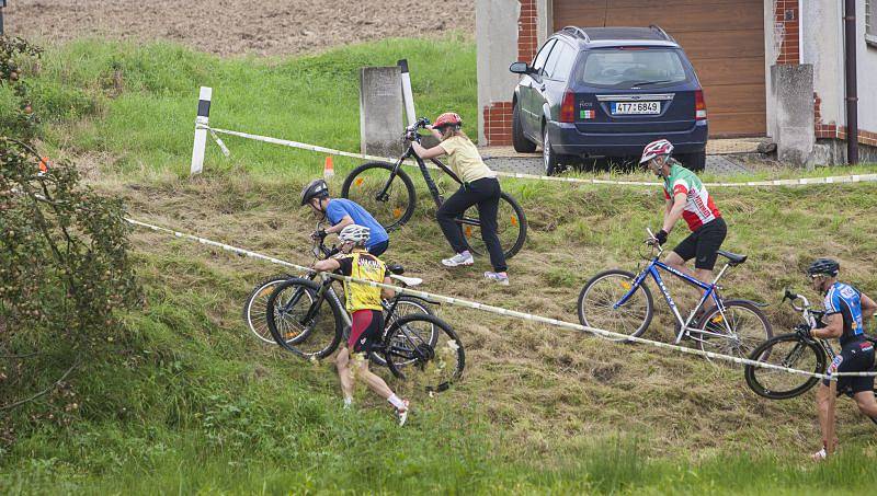 Rohov a jeho blízké okolí se o víkendu stal dějištěm závodu s názvem Rohovský cyklokros. Pořadatele mohlo těšit příjemné počasí, slušná divácká účast a hlavně solidními jmény zaplněná startovní listina v elitní kategorii.