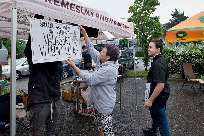 Víkendový šampionát ve vaření kotlíkového guláše v Hrabyni nezkazilo ani počasí.