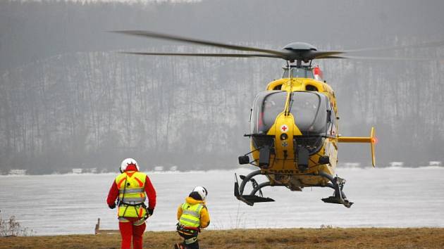 Vrtulníky Letecké záchranné služby LZS od ledna už nemají označení DSA. Lékaři, záchranáři i horská služba Jeseníky a Beskydy se musí s novým provozovatelem vrtulníků teprve secvičit. Takto vypadalo minulý týden jejich společné cvičení v Hlučíně.