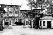 Budova ředitelství nemocnice v 19. století.