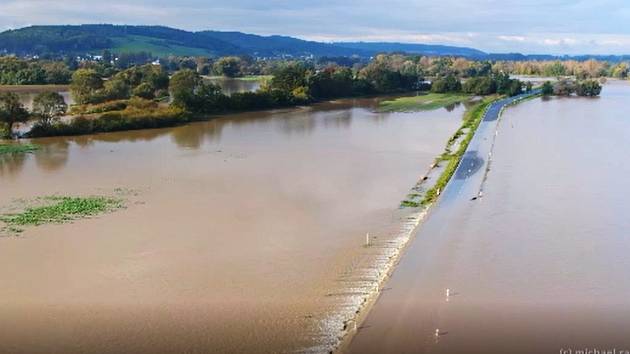 PODÍVEJTE SE: Video, jak vypadá zatopený Dolní Benešov na Opavsku z výšky -  Moravskoslezský deník