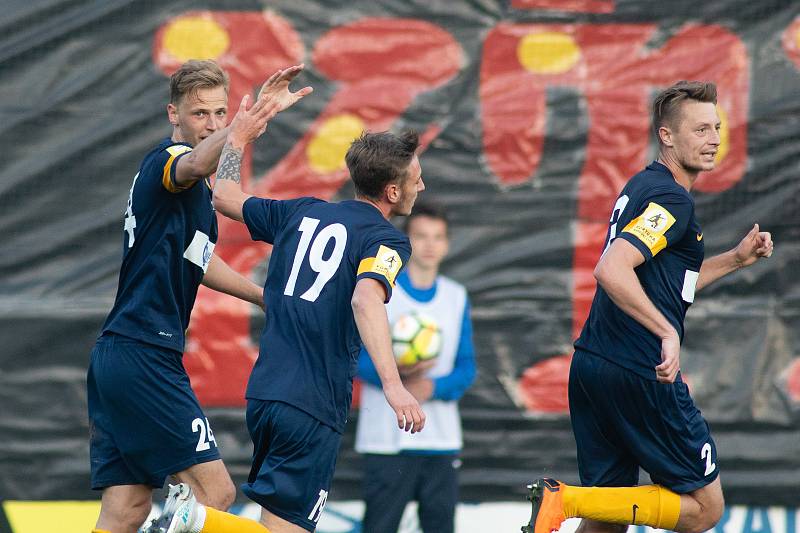 Zápas 26. kola Fortuna národní ligy SFC Opava - FK Dynamo České Budějovice 5. května 2018 v Opavě. David Puškáč, Jakub Janetzký, Dominik SImerský - o.