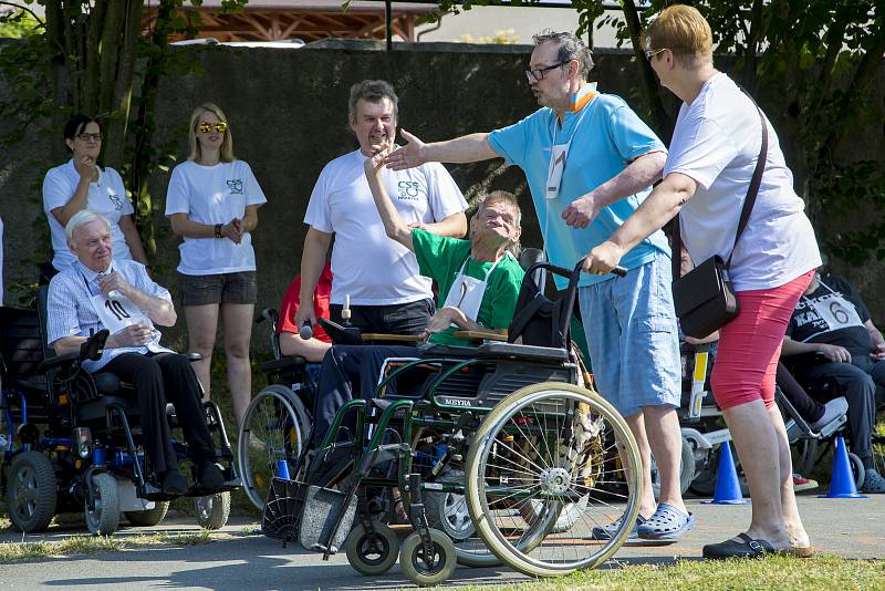 Centrum sociálních služeb (CSS) v Hrabyni uspořádalo třetí ročník štafetového maratonu na kolečkách.