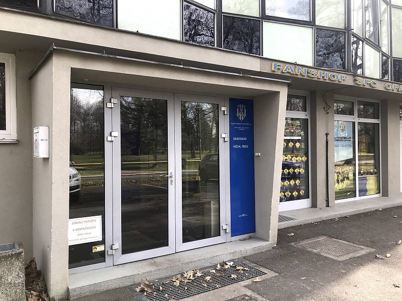 FOTBALOVÝ stadion v Městských sadech je prázdný. Zápasy se  nehrají, fotbalisté mají individuální tréninkový plán.